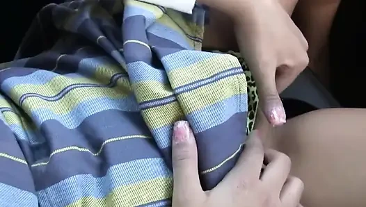 Ahegao sırılsıklam sakso çılgınlığı için araba parmaklıyor