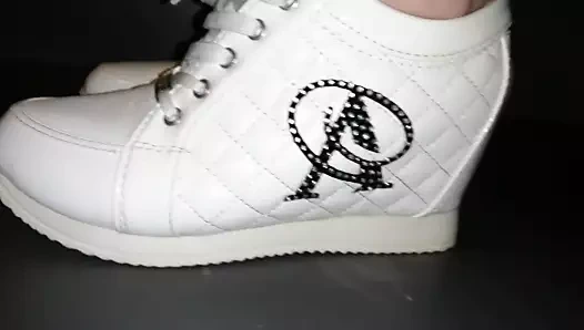 Beyaz spor ayakkabı bayan l (video kısa versiyonu)