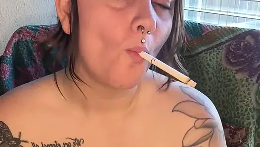 Kilolu sigara içen kadın mastürbasyon yapıyor