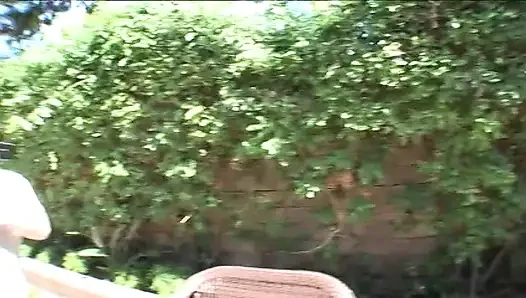 Seksi sevimli sarışın genç kız götüne büyük bir yarak ve yüzüne büyük bir döl alıyor