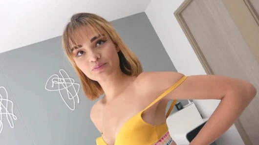 Sıska amatör 18 yaşındaki Kolombiyalı tatlı kız sahte model oyuncu seçmelerinde esnetiliyor