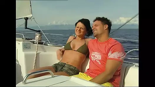 Azgın göt yelkenlide dalgalarla sikiliyor