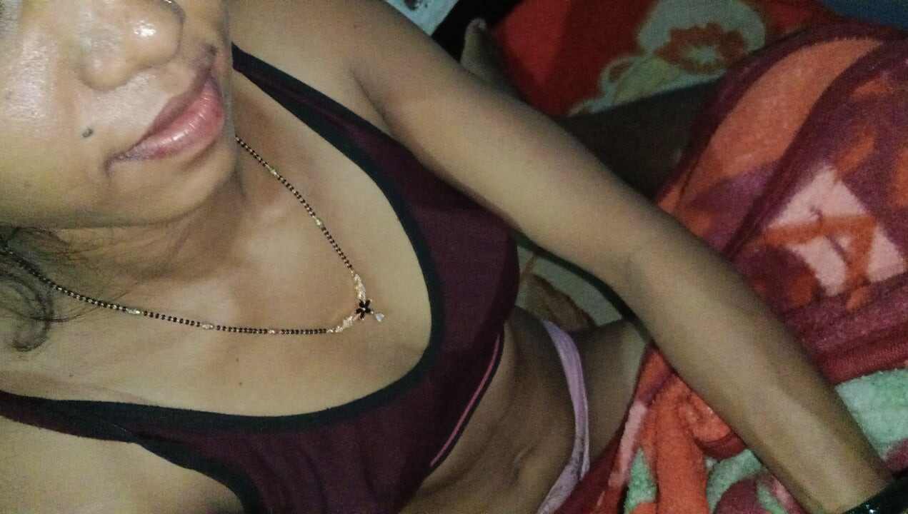 Hintli desi ateşli seksi yenge kendini sikiyor