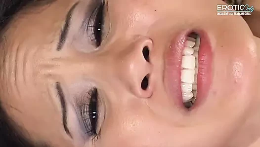 Asyalı kız yarağını kalçalarının arasına ovalıyor