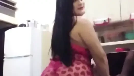 Tgirl oral seks denedi ve şimdi farklı bir şey istemiyor