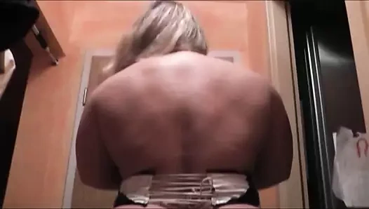 Pantolon aşağı pislik ve boşalmak için dev kadın muscle anna konda