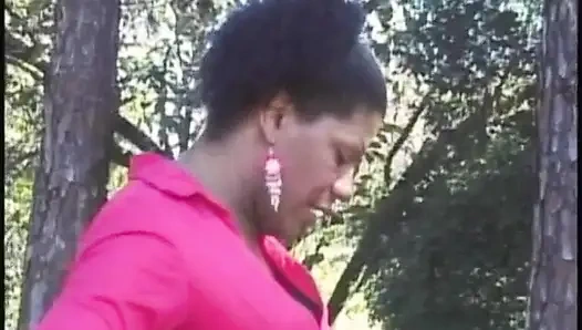 Olgun zenci transeksüel büyük yarakla sikiliyor