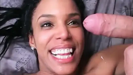 Yatak odasında seksi zenci büyük memeli orta yaşlı seksi kadın