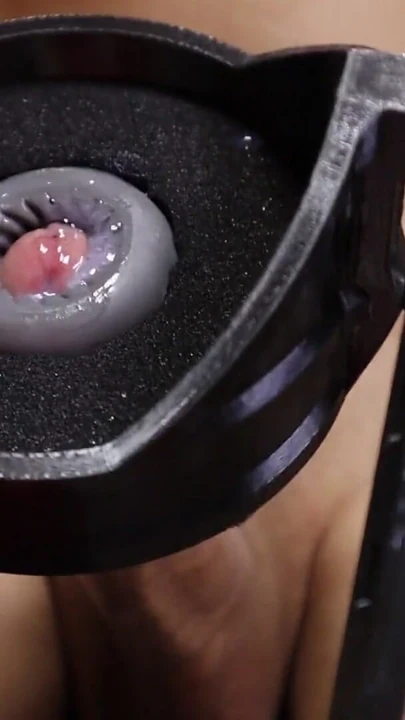 Sert mastürbasyon ve yoğun orgazm için yeni bir BDSM makinesini test ediyor! | Klip 1