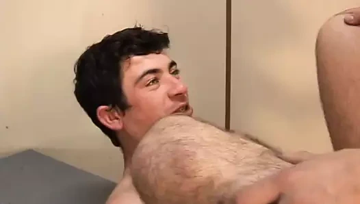 soyunma odası seks ile iki gay adamlar