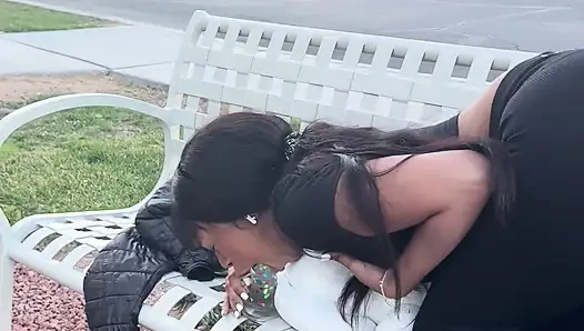 Chupando vibrador e fodendo esguicho anal