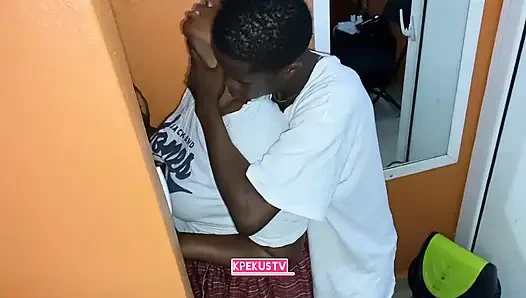 Azgın öğrenciler dersten önce sevişiyor