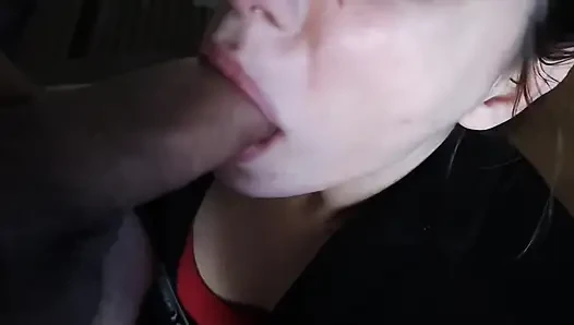 Sürtük amatör orta yaşlı seksi kadın dizlerinin üzerinde büyük yarak emiyor sakso