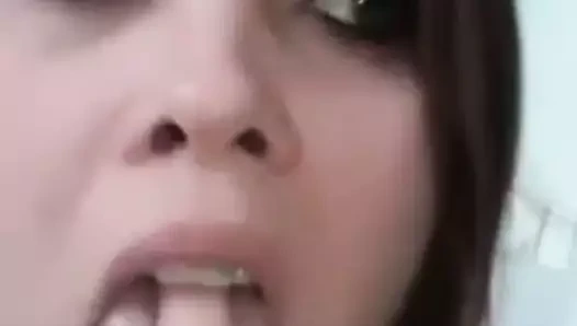 Sıcak genç kız bf için yakın çekim video çekiyor