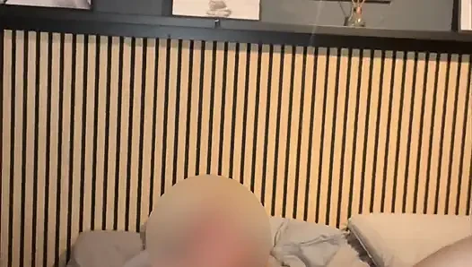 Evde yalnızken ve yapay penisinle oynamak istediğinde.