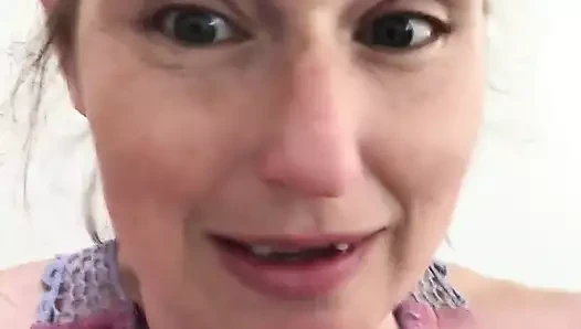 Terli Betty Rachel Wriggler dişçinin bekleme odasında işiyor