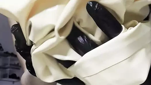 Tıbbi sahibe soyunuyor beyaz lateks asmr