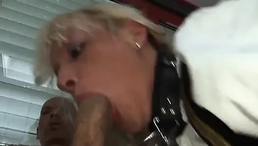 Sarışın orta yaşlı seksi kadın götü genişçe genişliyor döl damlıyor