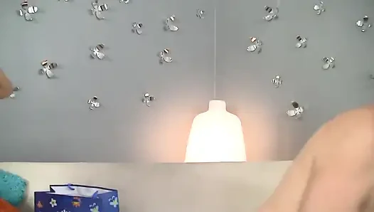 Üvey kız yaşlı üvey babasına onu memnun etmesi için bazı seks ipuçlarında yardımcı oluyor