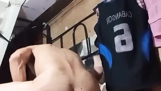 Islak amcığını çok eğlenceli ve neşeli pompalamayı sürdür