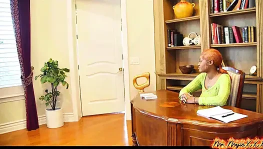 Nalliah Storm kartları okuyor ve göt yanaklarını boyatıyor