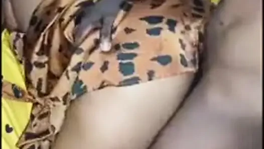 Üvey anne orada değildi ve en iyi arkadaşı bacaklarını açıyordu. Sadece itaat ettim.