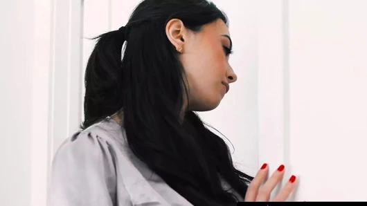 Lez be bad - mastürbasyon yaparken yakalandı Nicole Doshi sert büyük memeli oda arkadaşı Chloe Surreal tarafından fışkırtmaya devam ediyor