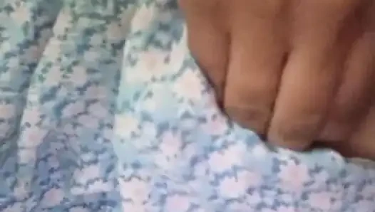 Ateşli esmer kadın oyuncak ayının üstünde dev dildoyla mastürbasyon yapıyor
