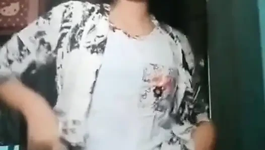 Sadhona odasında çıplak dans ediyor