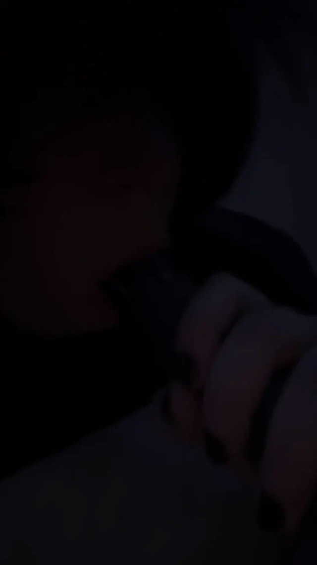 Dildomu emiyor ve güzelce ıslatıyor