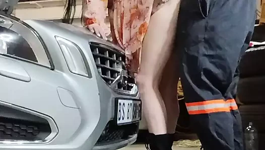 Arabam bozuldu ve arabayı tamir etmek için bana yardım eden azgın bir tamirci vardı