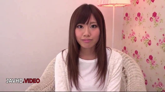 Amatör ateşli Asyalı güzellik seni çok daha fazla heyecanlandıracak şekilde yarağı dağıtıyor.