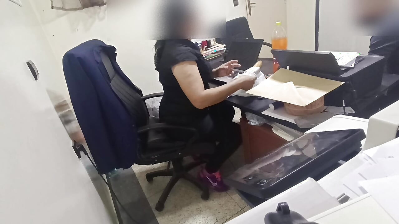 İş ofisimde bir eve teslimat hizmeti sipariş ettim ve kurye adam beni o kadar sert yakaladı ki masam kırıldı