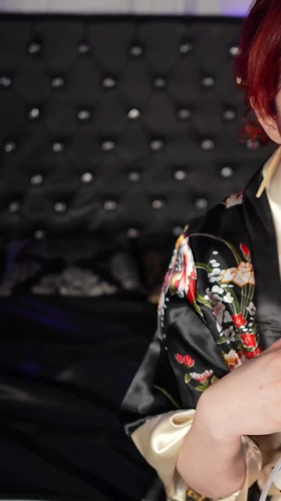 Kimono'daki redhair genç kız aliendildo ile mastürbasyon talimatları veriyor ve boşalma