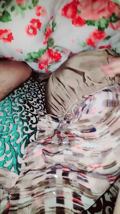 Bhabhi ki kamar k sath khela aur bhabhi ne mere lund dekha