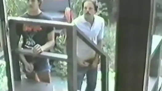 İki adam küçük memeli bir sarışını sırayla alıyor