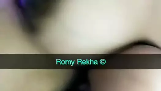 Rekha büyük göğüsleri ile oynuyor