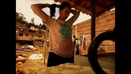 Brittany çamaşır odasında amına dokunuyor