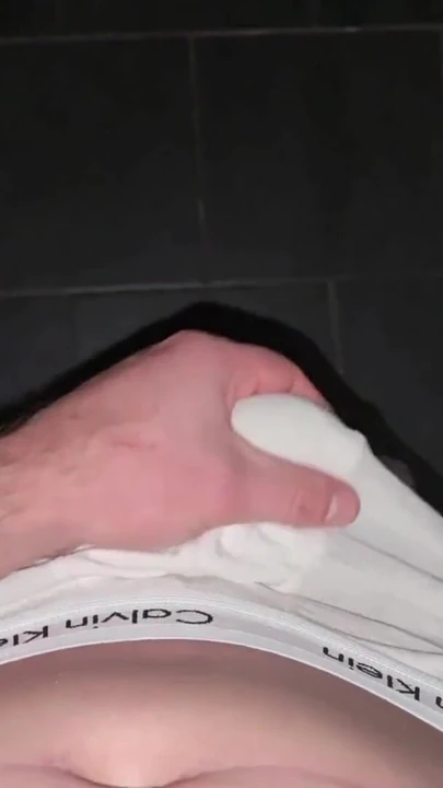 Alman usta derin sakso çekiyor.. White Calvins aşağı.. Yarak damlatıyor | Klip 1
