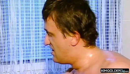 Leidenschaftlicher Badezimmersex mit geiler Bruenetten