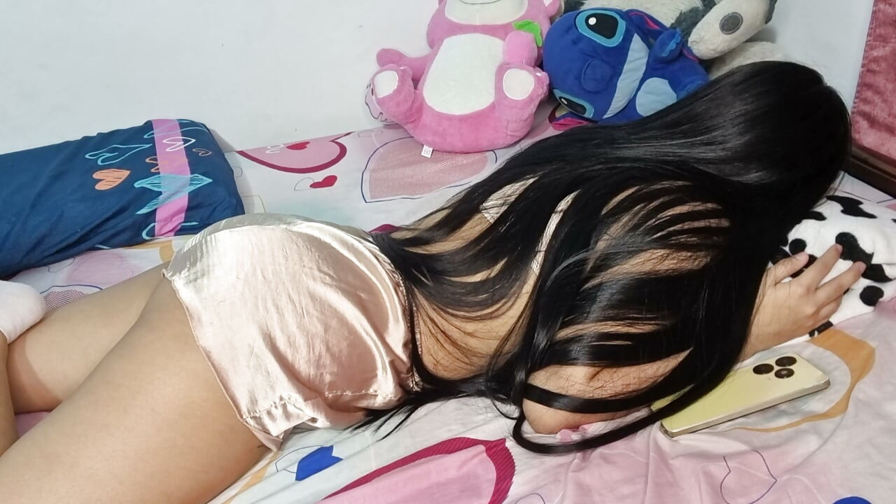 Islak rüyalar yüzünden odamda yalnız mastürbasyon yapıyorum, seksi fışkırma