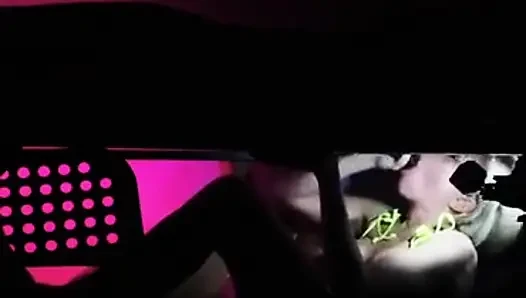 Krystal ve Kyla sağım masasında büyük siyah bir yarağı çifte sikiyor