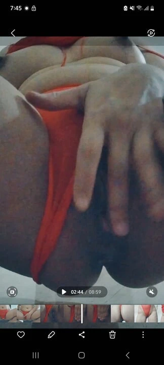 Anne götüne ve göğüslerine şaplak atıyor