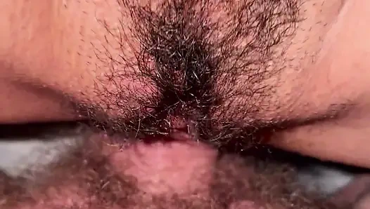 İçine boşalıp kıllı amcığını sikerek kremsi elle muamele