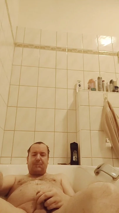 Ağzına kendi kendine işiyor