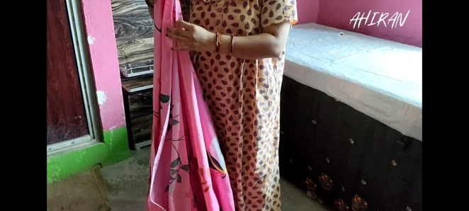 HINTLI KıZ YATAK ODASıNDA KıYAFETLERINI KATLıYOR VE KOCASıYLA PORNO SEKS YAPıYOR. GÖT VE VAJINAYı GÖZDEN GEÇIRIN.