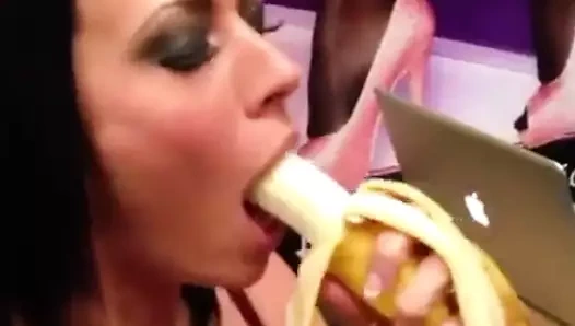 Lanet olası şaşırtıcı oral seks meyvesinin muzunu bölmek