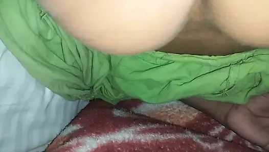 Hintli kadın erkek arkadaşıyla evde seks yapıyor