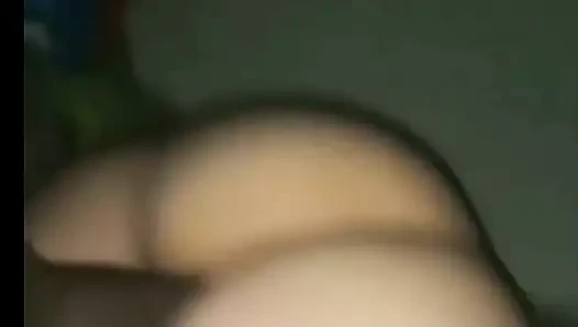 Büyük bir kız daha fazla boşalmak için sikişiyor.