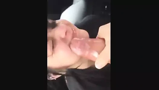 Hardcore ev yapımı güzel kız araba matında bf'nin sikini emiyor